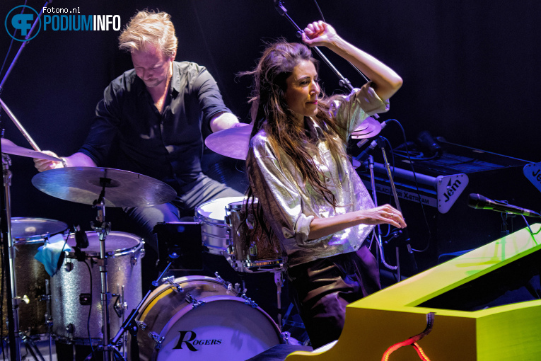 Iris Hond op Iris Hond - My Odessey - 24/10 - Patronaat foto