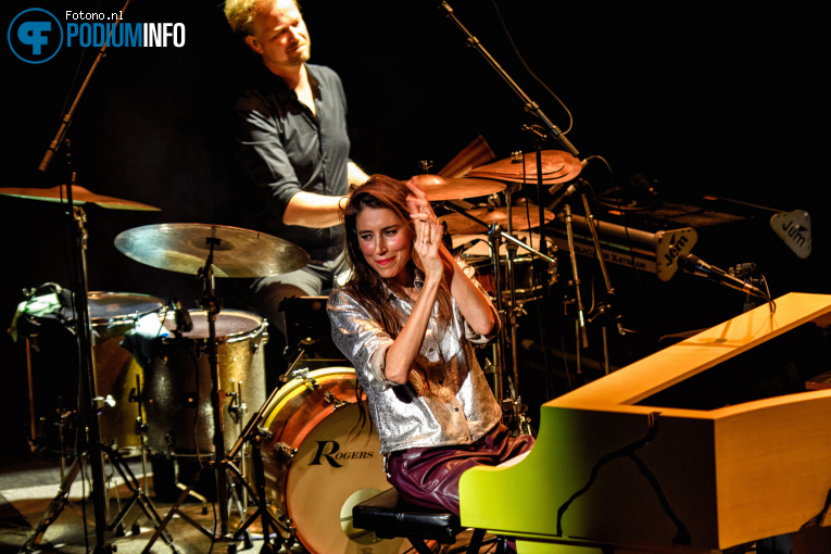 Iris Hond op Iris Hond - My Odessey - 24/10 - Patronaat foto