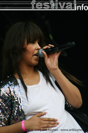 Maria Mena op Pinkpop 2009 foto