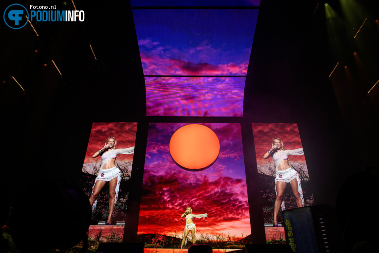 Zara Larsson op Zara Larsson - 12/11 - Ziggo Dome foto