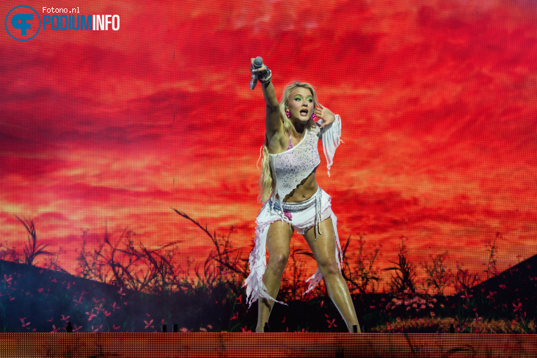 Zara Larsson op Zara Larsson - 12/11 - Ziggo Dome foto