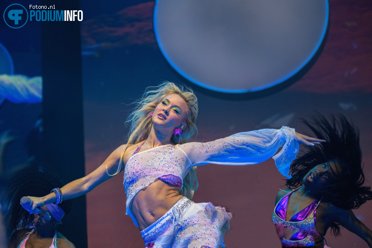 Zara Larsson op Zara Larsson - 12/11 - Ziggo Dome foto