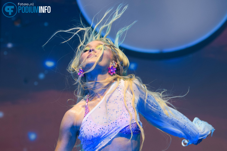 Zara Larsson op Zara Larsson - 12/11 - Ziggo Dome foto