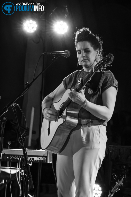 Marle Thomson op Jake Isaac - 20/11 - Paradijskerk foto