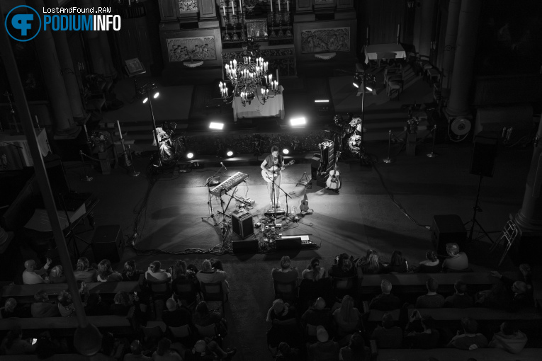 Marle Thomson op Jake Isaac - 20/11 - Paradijskerk foto