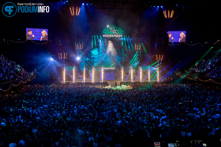 Samantha Steenwijk op Muziekfeest Van Het Jaar - 12/12 - Ziggo Dome foto