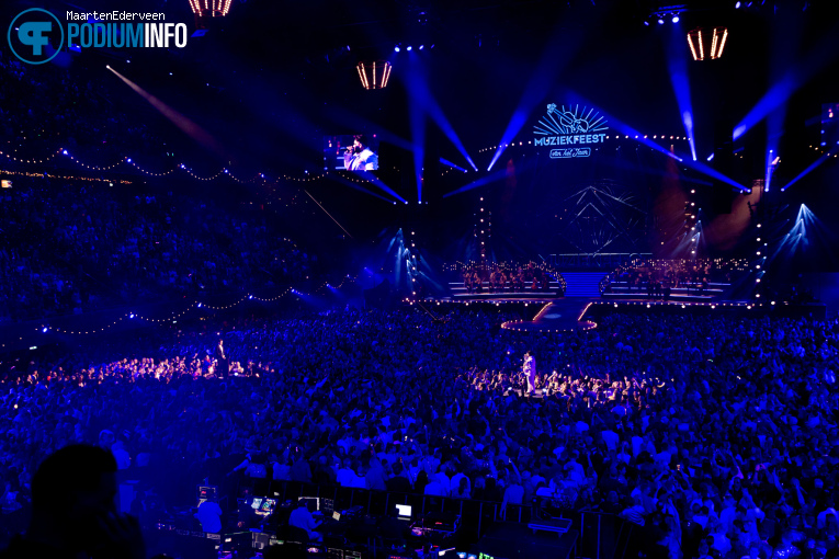 Emma Heesters op Muziekfeest Van Het Jaar - 12/12 - Ziggo Dome foto