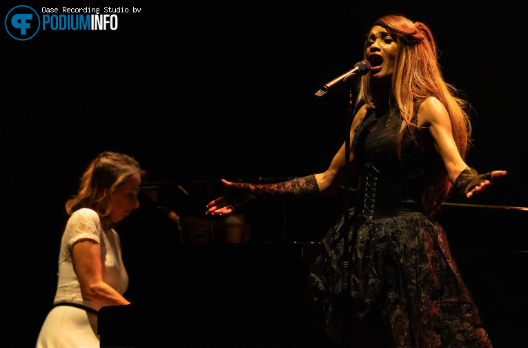 Tribute To The Music Of Live Aid op Tribute To The Music Of Live Aid - 27/12 - Deventer Schouwburg foto