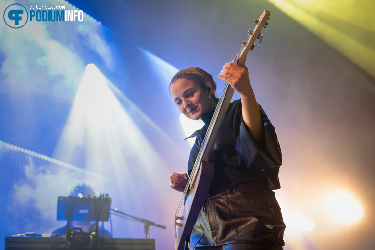 Roufaida op Blonde Redhead - 15/02 - TivoliVredenburg foto
