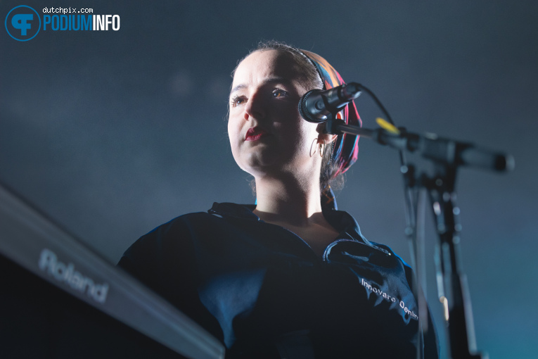Roufaida op Blonde Redhead - 15/02 - TivoliVredenburg foto