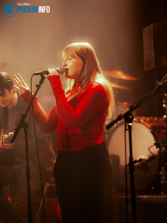 Nell Mescal op Sigrid - 08/03 - Melkweg foto