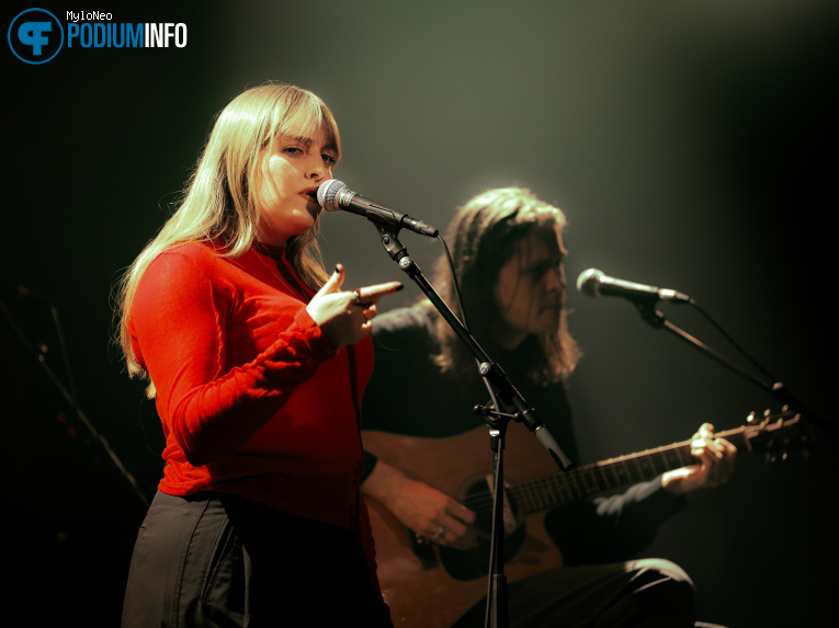 Nell Mescal op Sigrid - 08/03 - Melkweg foto