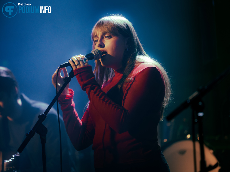 Nell Mescal op Sigrid - 08/03 - Melkweg foto