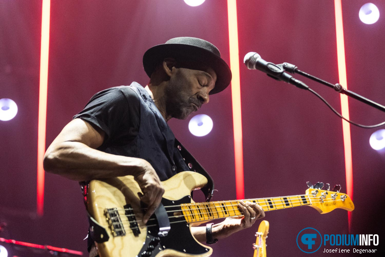 Marcus Miller op Metropole Orkest feat. Marcus Miller & John Beasley - 12/03 - TivoliVredenburg foto