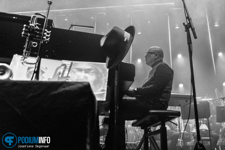 John Beasley op Metropole Orkest feat. Marcus Miller & John Beasley - 12/03 - TivoliVredenburg foto