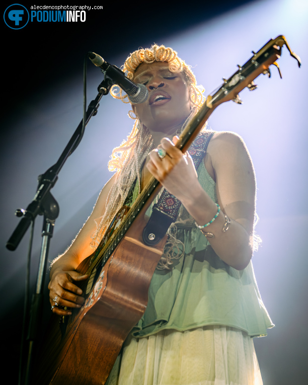 Essence Martins op Maisie Peters - 18/03 - Melkweg foto
