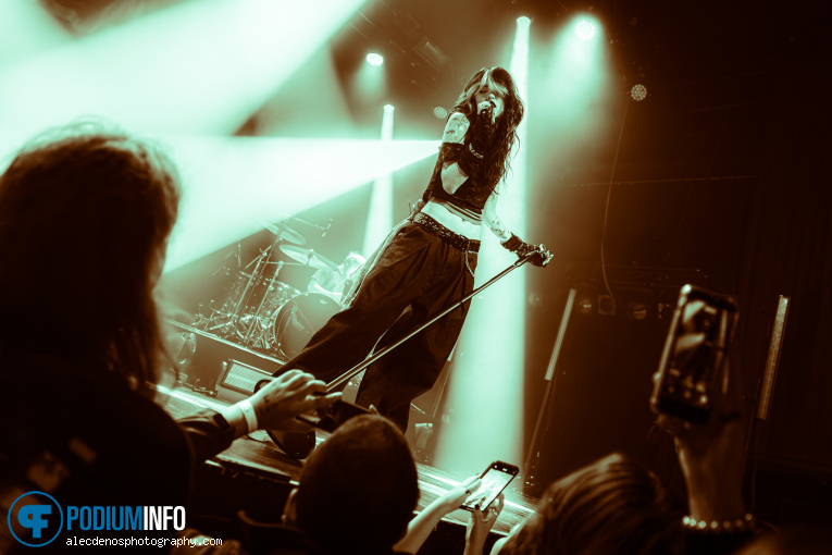 Ella Boh op Ari Abdul - 25/03 - Melkweg foto
