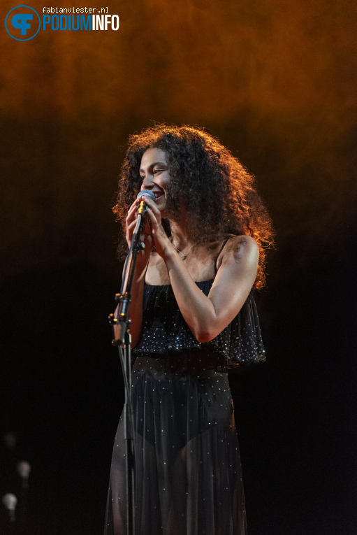 Julia Tan op Hannah Mae - 28/03 - Muziekgieterij foto