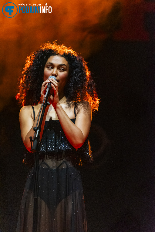 Julia Tan op Hannah Mae - 28/03 - Muziekgieterij foto