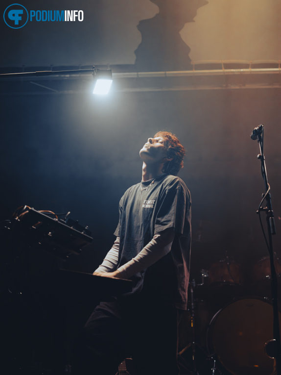 Oliver Symons op dEUS - Worst Case Versus In A Bar - 02/04 - Paradiso foto