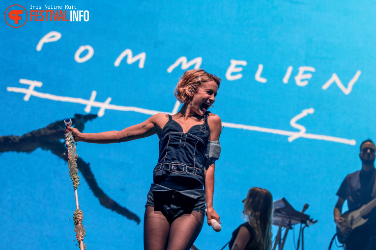 Pommelien Thijs op Paaspop Schijndel 2026 - Zondag foto