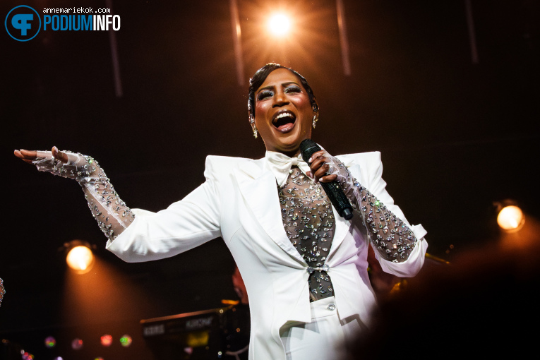 Edsilia Rombley op Ladies of Soul - 03/04 - Ziggo Dome foto