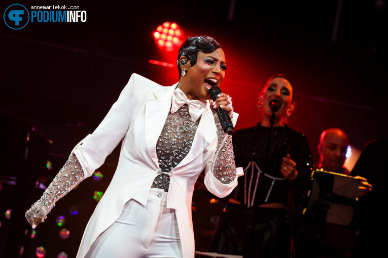 Edsilia Rombley op Ladies of Soul - 03/04 - Ziggo Dome foto
