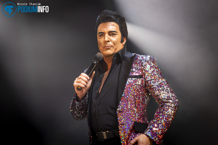 Dwight Icenhower op The Elvis Concert 2026 - Special 70th Anniversary Concert - 17/04 - Effenaar foto