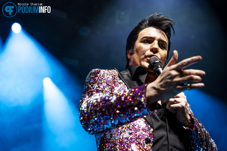 Dwight Icenhower op The Elvis Concert 2026 - Special 70th Anniversary Concert - 17/04 - Effenaar foto