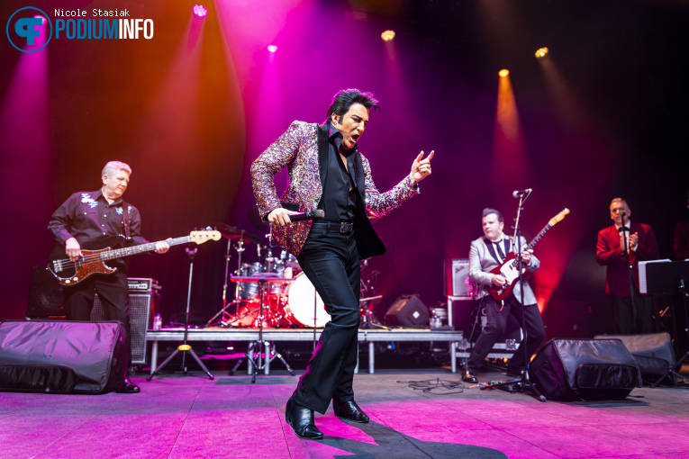 Dwight Icenhower op The Elvis Concert 2026 - Special 70th Anniversary Concert - 17/04 - Effenaar foto