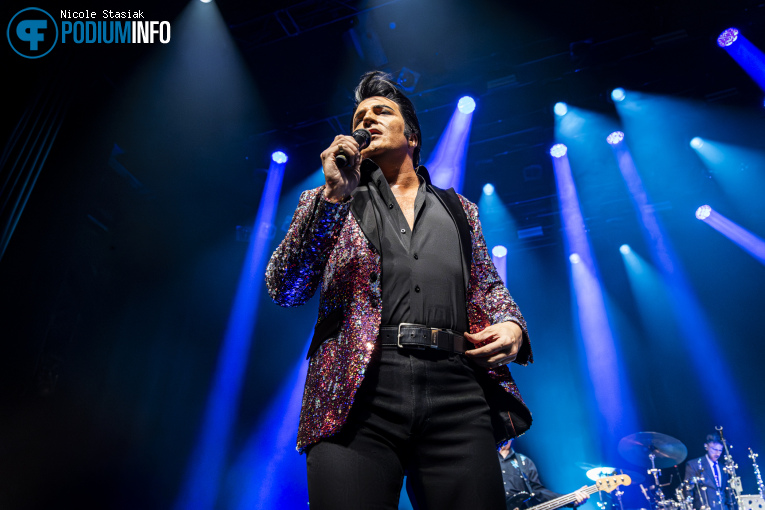 Dwight Icenhower op The Elvis Concert 2026 - Special 70th Anniversary Concert - 17/04 - Effenaar foto