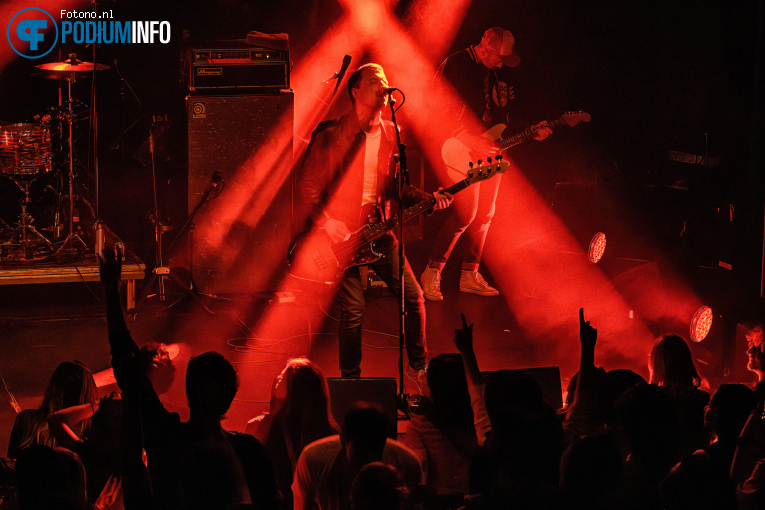 The Cribs op The Cribs - 17/04 - Tolhuistuin foto