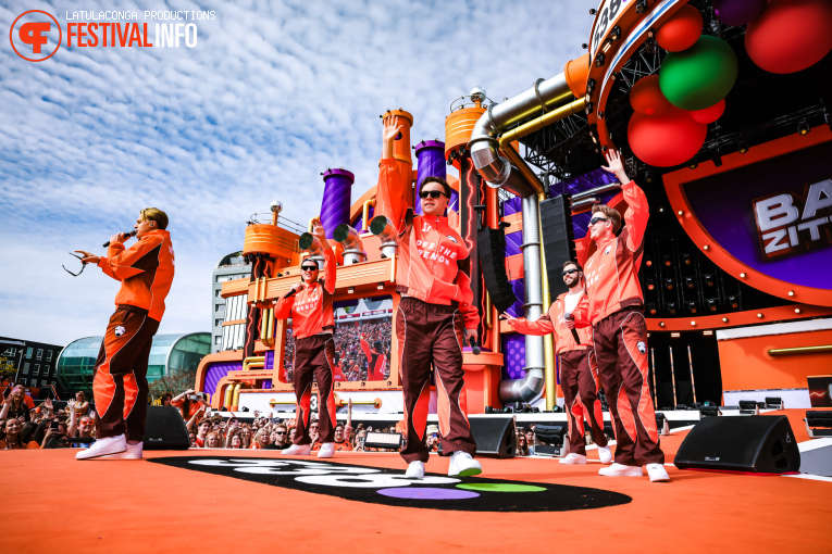 Bankzitters op 538 Koningsdag 2026 foto