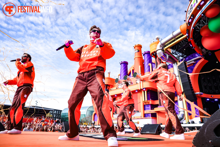 Bankzitters op 538 Koningsdag 2026 foto