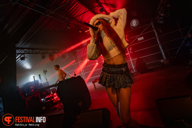Alice Olsthoorn op Code Oranje Festival 2026 foto
