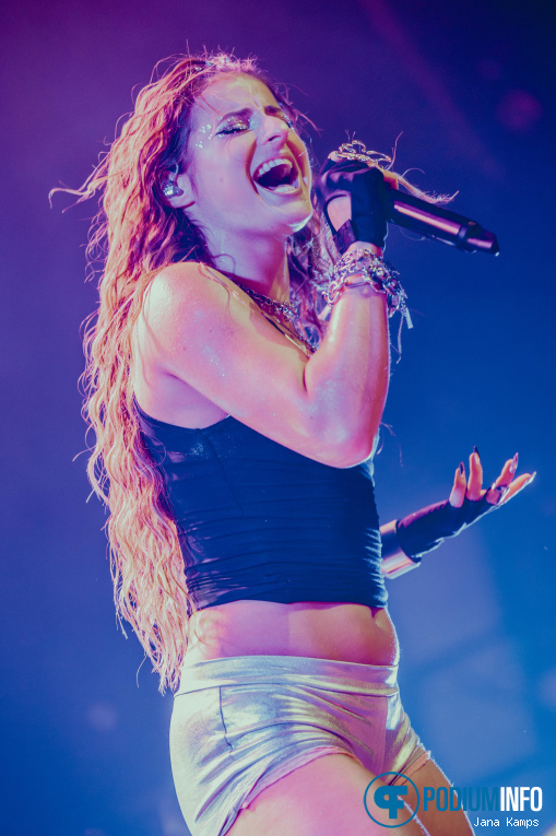 Natalie Jane op Natalie Jane - The World I Didn't Want World Tour - 30/04 - 013 foto