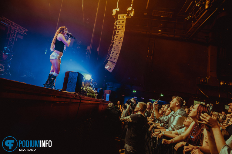 Natalie Jane op Natalie Jane - The World I Didn't Want World Tour - 30/04 - 013 foto