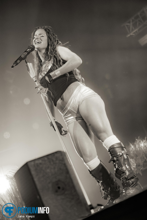 Natalie Jane op Natalie Jane - The World I Didn't Want World Tour - 30/04 - 013 foto