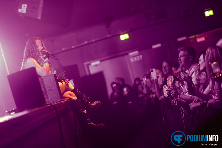 Natalie Jane op Natalie Jane - The World I Didn't Want World Tour - 30/04 - 013 foto