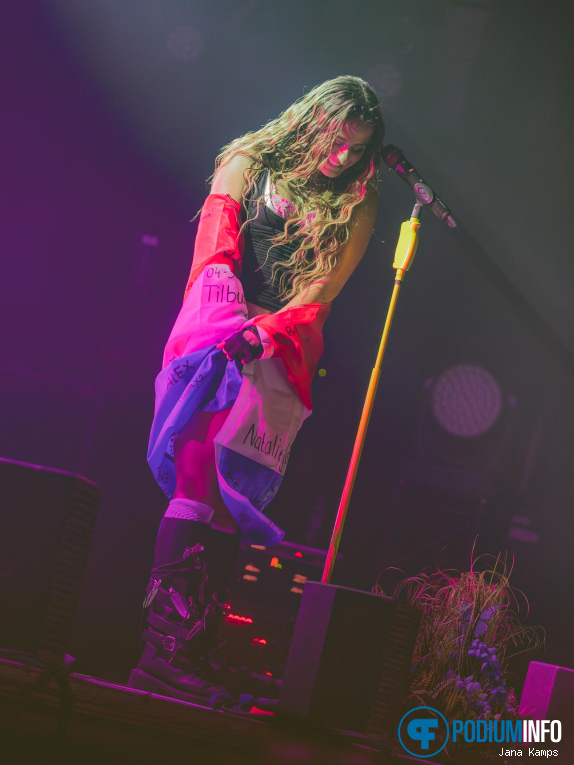 Natalie Jane op Natalie Jane - The World I Didn't Want World Tour - 30/04 - 013 foto