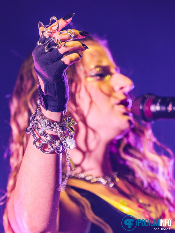 Natalie Jane op Natalie Jane - The World I Didn't Want World Tour - 30/04 - 013 foto