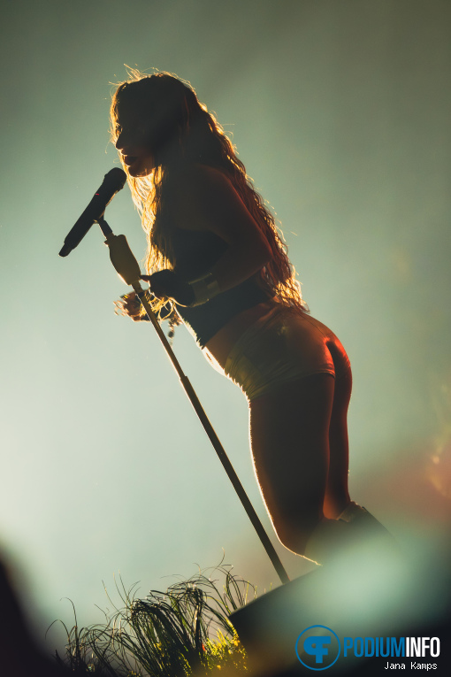 Natalie Jane op Natalie Jane - The World I Didn't Want World Tour - 30/04 - 013 foto