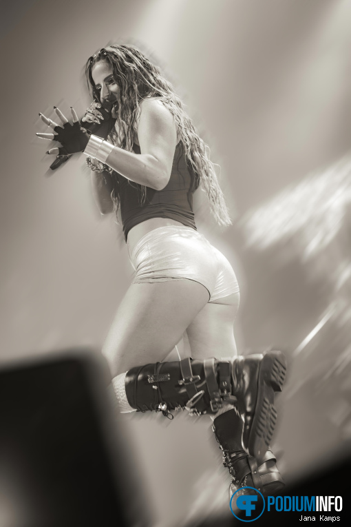Natalie Jane op Natalie Jane - The World I Didn't Want World Tour - 30/04 - 013 foto