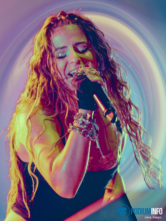 Natalie Jane op Natalie Jane - The World I Didn't Want World Tour - 30/04 - 013 foto