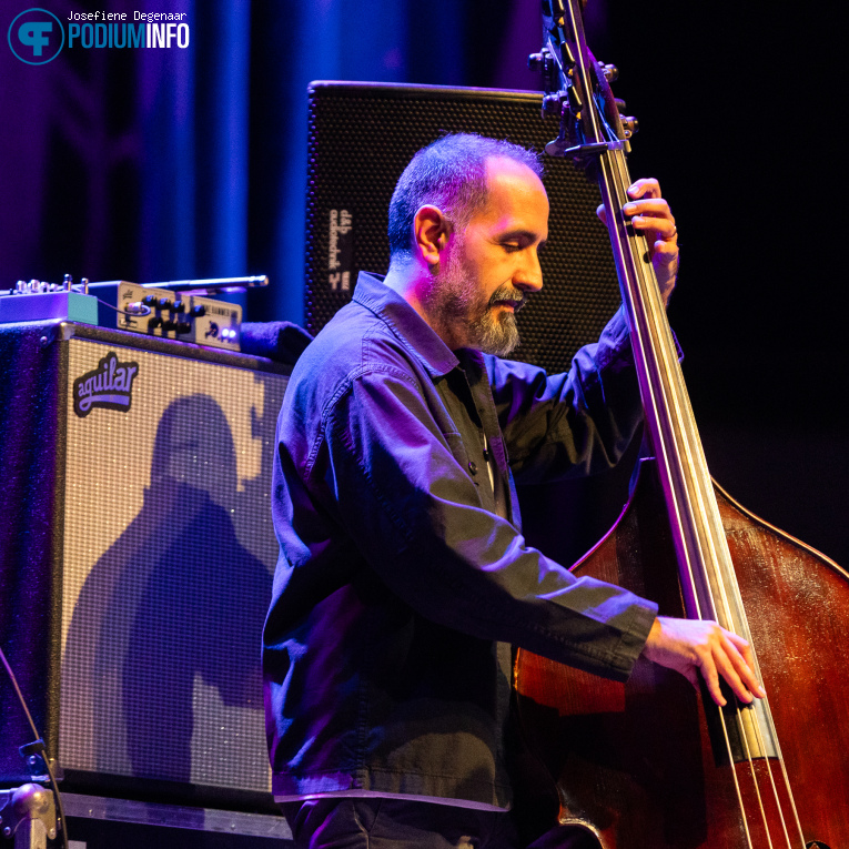 Jorge Roeder op Julian Lage Quartet - 09/05 - TivoliVredenburg foto