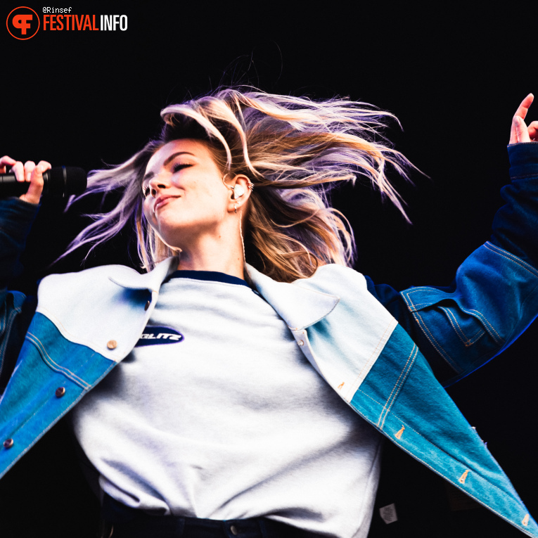 Hannah Mae op Bevrijdingsfestival Overijssel 2026 foto