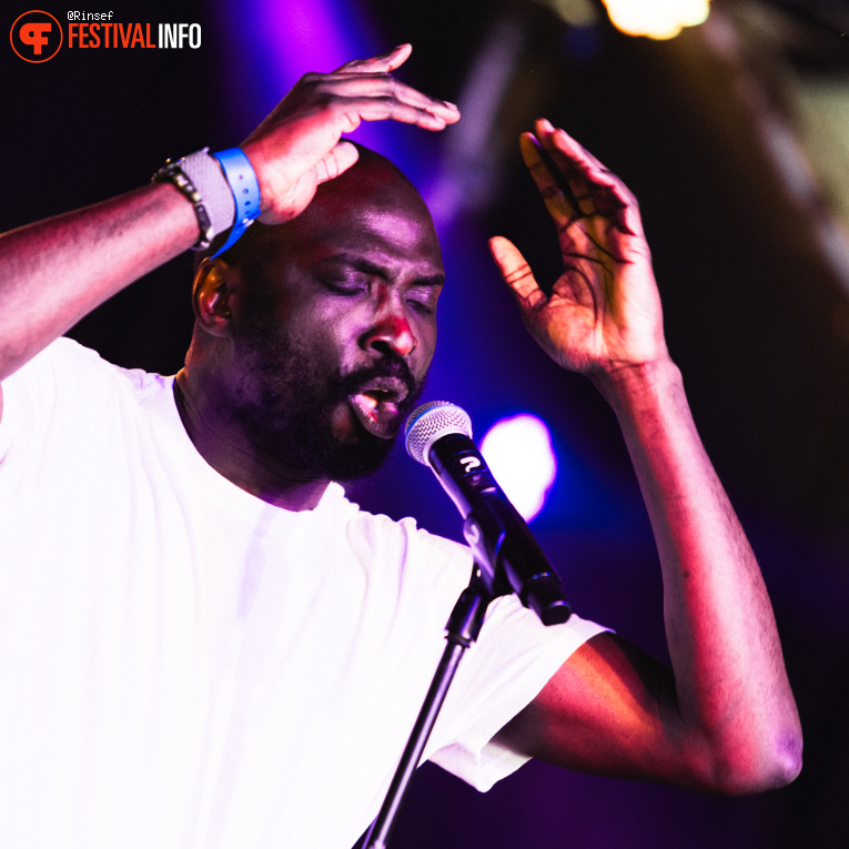 Joshua Idehen op Bevrijdingsfestival Overijssel 2026 foto