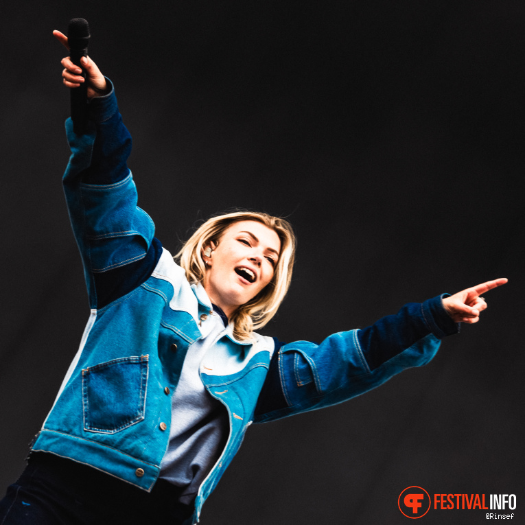 Hannah Mae op Bevrijdingsfestival Overijssel 2026 foto