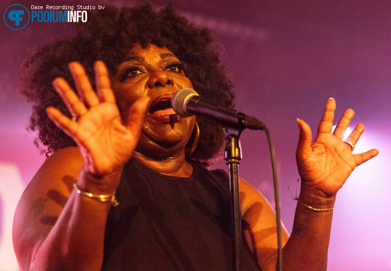 Michelle David & The True-tones op Michelle David & The True-tones - 08/05 - Burgerweeshuis foto