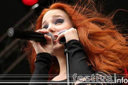 Epica op Bevrijdingsfestival Limburg foto